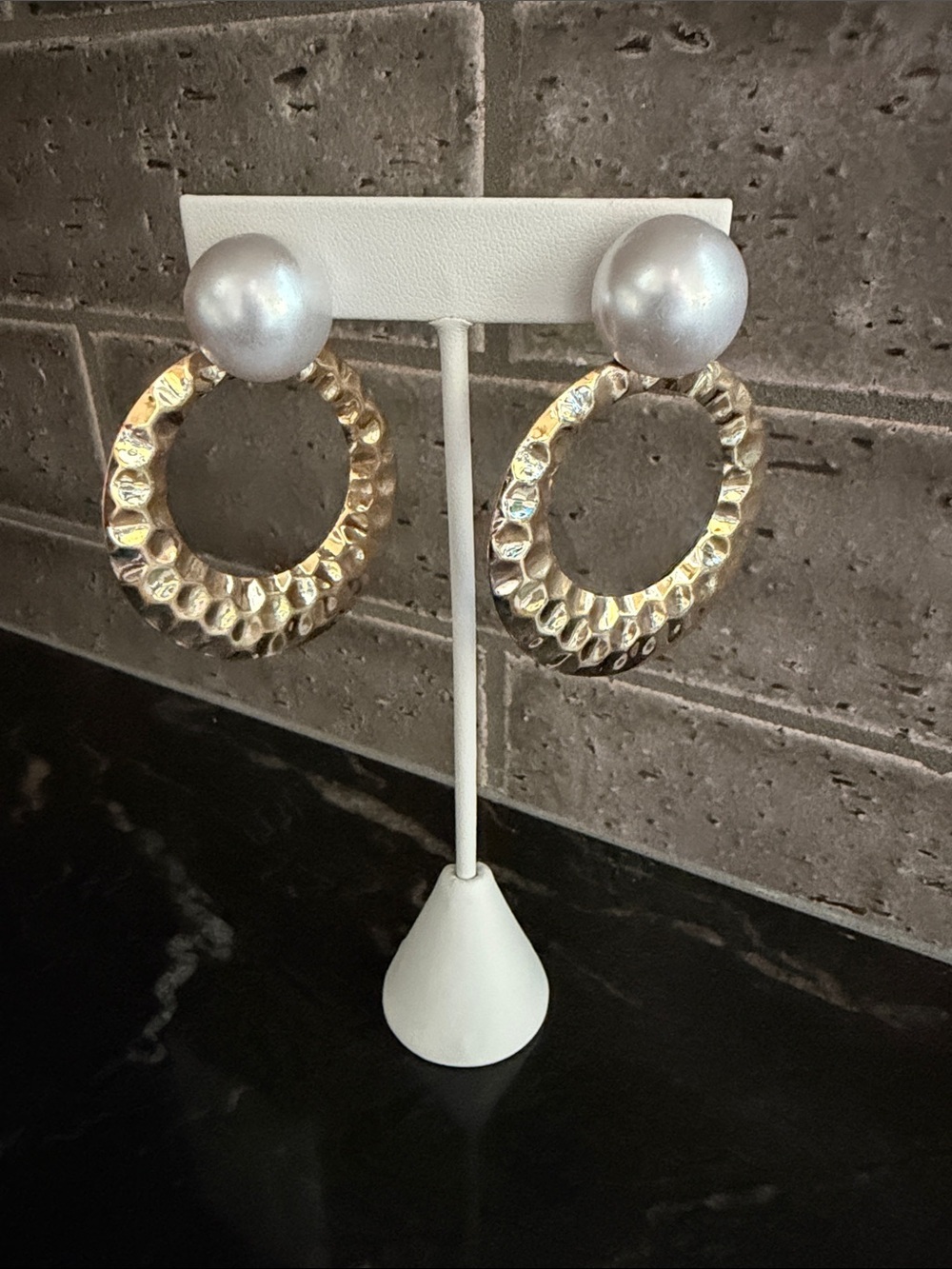 Fashion Jewelry Gold Hammered Hoop Earrings with White Faux Pearl Studs